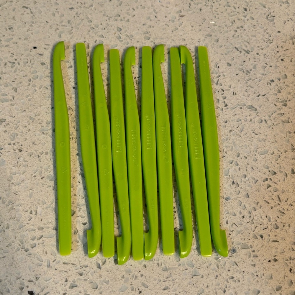 ☀️FREE with purchase- BNWOT Tupperware citrus peelers